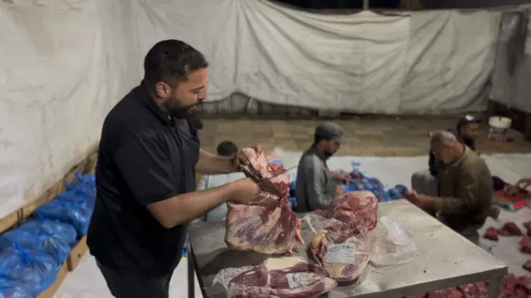 صورة رقم (14) فلسطين- غزة- جنوب القطاع خان يونس- المواصي إسراء الرّملي خاص بالجزيرة نت 27/05/2026، توزيع لحم مجمّد في عيد الأضحى في مذابح مواصي خان يونس لعدم توفر مواشي في القطاع.