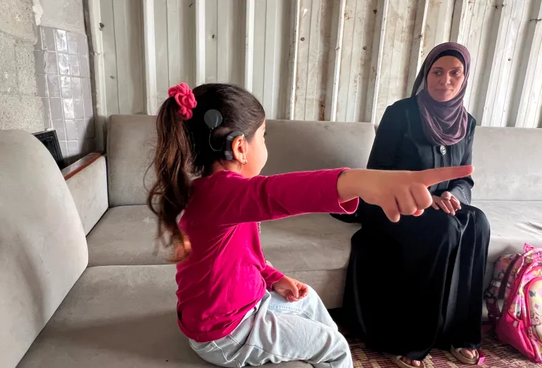 1-فلسطين-غزة-تصوير ياسر البنا-الجزيرة نت-12 مايو-أيار 2026- الطفلة شمس بدوي (4 سنوات) عادت إلى غزة بسماعة القوقعة مقابل التخلي عن هاتف والدتها ومقتنياتها وأدويتها الخاصة