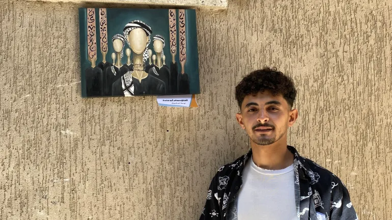 الفنان حسام أبو مخدة يعرض لوحته "المنفيون" ويجسد فيها الشهداء المفقودين والمجهولين خلال حرب الإبادة الإسرائيلية / رائد موسى / مخيم البريج وسط قطاع غزة / الجزيرة نت.