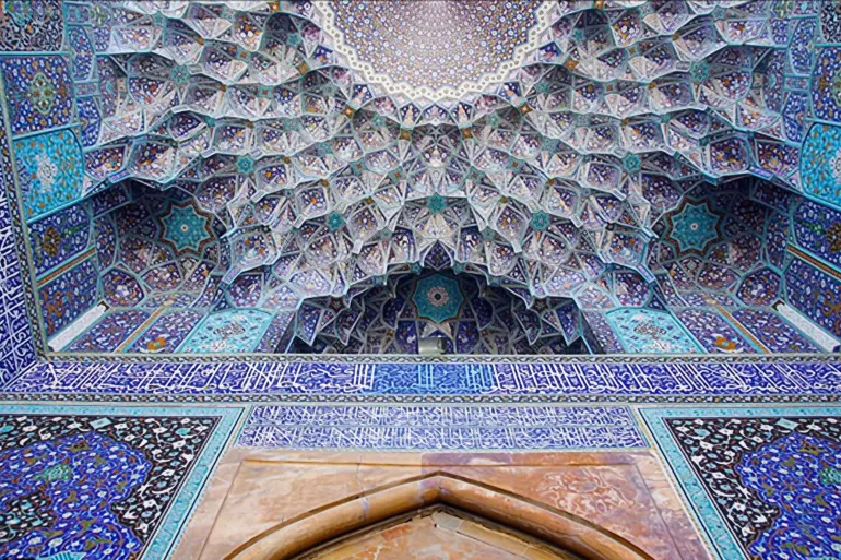 جامع عباسي الكبير أصفهان - وكالة مهر للأنباء: يُعدّ جامع عباسي الكبير أحد مساجد ميدان نقش جهان في أصفهان، وقد بُني خلال العصر الصفوي، ويُعتبر من أهمّ معالم العمارة الإسلامية في إيران. يُمثّل هذا الصرح تحفة معمارية خالدة، تجلّت في فنّ القرميد والنجارة، ويعود تاريخه إلى القرن الحادي عشر الهجري. (صورة: مسعود مختاري) Source: mehrnews.com
