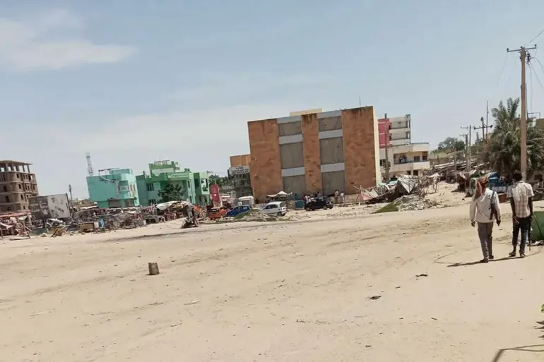عناصر من الدعم السريع يتجولون في سوق الفاشر المهجور بعد ان خلت من السكان