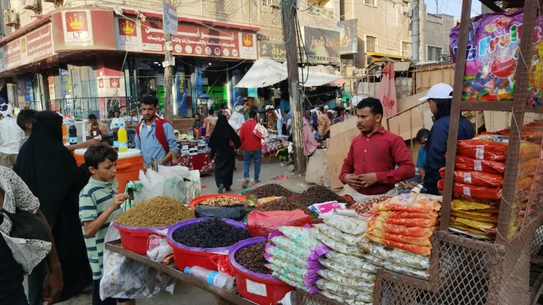 الشباب اليمني يبحث عن مشروعات صغيرة في ظل تراجع شديد بفرص العمل (الجزيرة)⁩