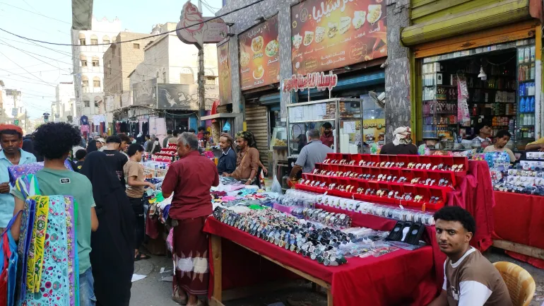 مشاريع صغيرة تنتشر في الأسواق الشعبية كخيار بديل للوظيفة الحكومية (الجزيرة)