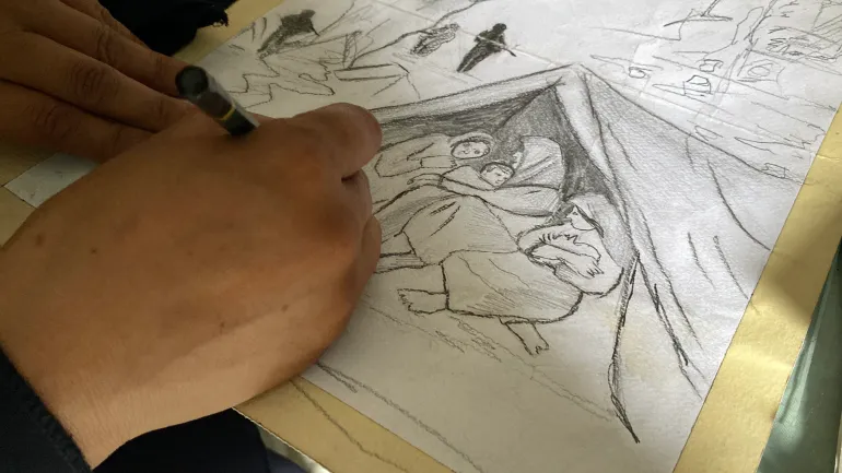 لوحة جديدة للفنانة أحلام عبد العاطي تصور معاناة المرأة الفلسطينية النازحة في الخيام / رائد موسى / خان يونس / الجزيرة نت.