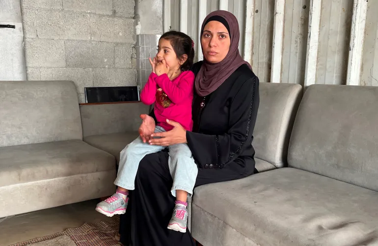 1-فلسطين-غزة-تصوير ياسر البنا-الجزيرة نت-12 مايو-أيار 2026- الطفلة شمس بدوي (4 سنوات) عادت إلى غزة بسماعة القوقعة مقابل التخلي عن هاتف والدتها ومقتنياتها وأدويتها الخاصة