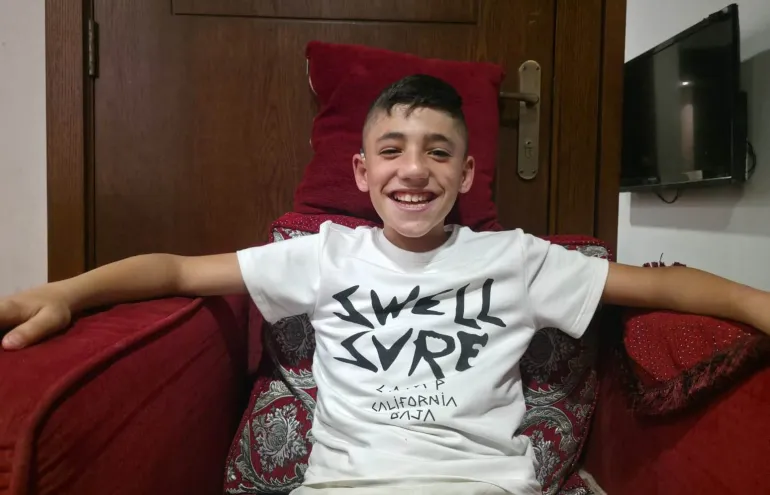-طفل فلسطيني من غزة بأحد فنادق العاصمة الأردنية عمان، وهو واحد من 11 آخرين عالقين في الأردن بعد رفض إسرائيل السماح لهم بالعودة