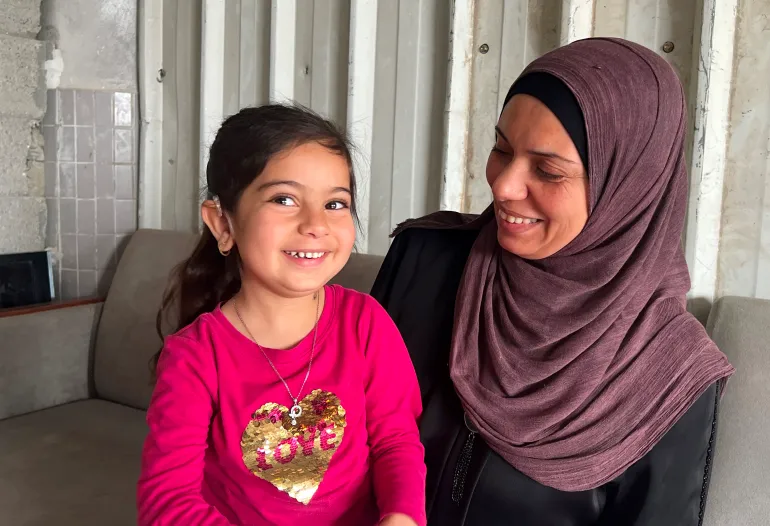 1-فلسطين-غزة-تصوير ياسر البنا-الجزيرة نت-12 مايو-أيار 2026- الطفلة شمس بدوي (4 سنوات) عادت إلى غزة بسماعة القوقعة مقابل التخلي عن هاتف والدتها ومقتنياتها وأدويتها الخاصة