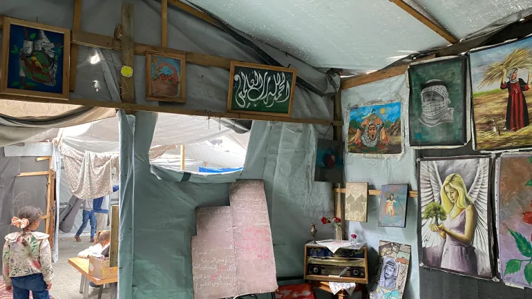 خسرت الفنانة أحلام عبد العاطي عشرات اللوحات الفنية تحت أنقاض منزلها ومرسمها المدمرين في مدينة غزة / أحلام عبد العاطي / خان يونس / الجزيرة نت.
