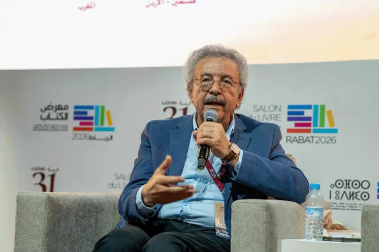 الكاتب الفلسطيني إبراهيم نصر الله في لقائه بالمعرض مصدر الصور: - الصور مأخوذة من صفحة المعرض الدولي للنشر والكتاب بالرباط عبر الفايسبوك. - صورة الشاعرة فاتن الغرة والشاعرة نجاة علي والناشر طارق سليكي من صفحاتهم الخاصة على الفايسبوك. - وصورة الكاتب المغربي منتصر إثري والمعارض السياسي المعطي منجب والمترجم عبد الرحيم حزل من صفحاتهم على الفايسبوك.