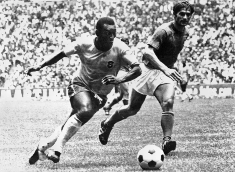 (FILES) (FILES) Brazilian midfielder Pele (L) dribbles past Italian defender Tarcisio Burgnich during the World Cup final on June 21, 1970 in Mexico City.