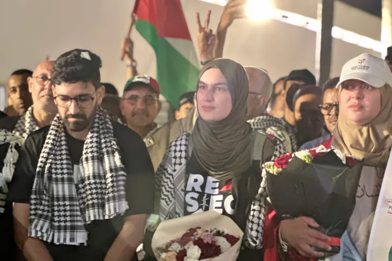 الصورة 12 / نشطاء أسطول الصمود يصلون إلى مطار محمد الخامس بالدار البيضاء/ مصدر الصورة: الجزيرة