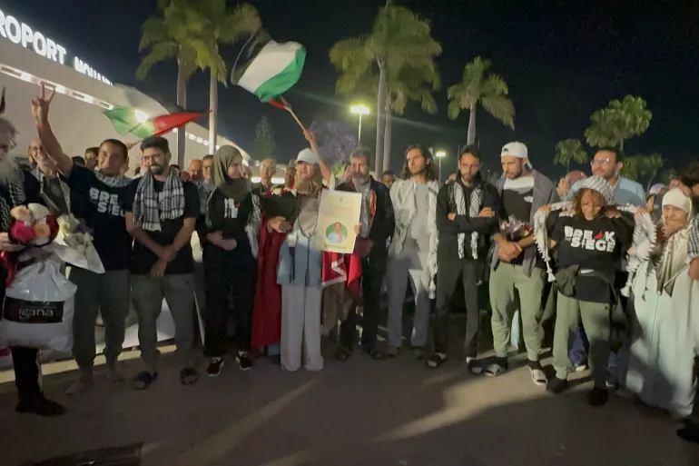 الصور 13 و14 و15/ استقبال شعبي حاشد لنشطاء أسطول الصمود بالمغرب / مصدر الصورة: الجزيرة