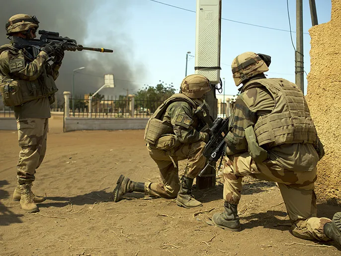 epa03594259 French forces engage in running battles with Islamic militants in Gao, Mali, 21 February 2013. According to army reports, French and Malian troops are battling Islamist fighters in Gao where the northern town's main courthouse is in flames. EPA/TANYA BINDRA