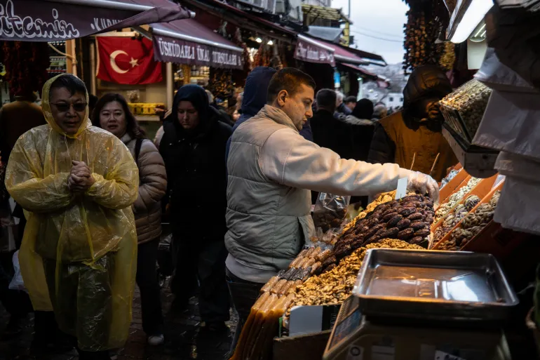 ISTANBUL, TURKEY - MARCH 03: A man restocks nuts and Turkish sweets at a store on March 03, 2025 in Istanbul, Turkey. Turkey's annual consumer price inflation dipped to 39.05% in February, the lowest in two years according to the Turkish Statistical Institute. (Photo by Chris McGrath/Getty Images)