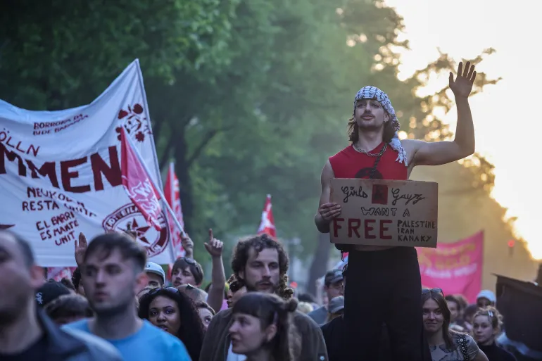 BERLIN, GERMANY - MAY 1: People gather for the "Revolutionary May 1st Protest" ("Revolitionre 1. Mai Demo") in Kreuzberg district on May 1, 2026 in Berlin, Germany. Over 5,000 police officers are on hand in the city today among a wide variety of events marking the traditional May Day gatherings and protest marches. (Photo by Omer Messinger/Getty Images)