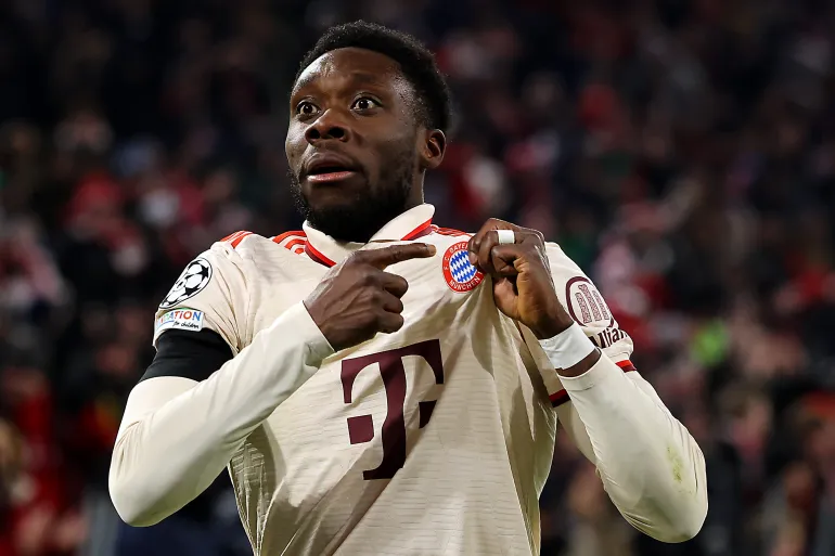ألفونسو ديفيز لاعب بايرن ميونخ خلال احدى مباريات فريقه هذا الموسم