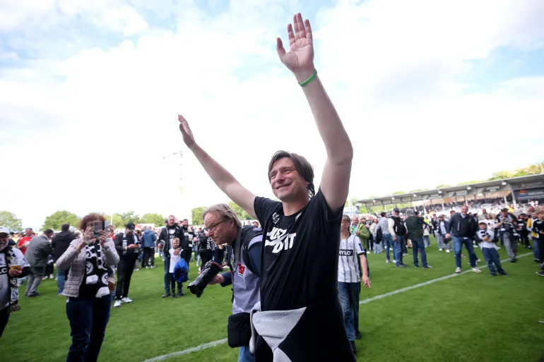SPIESEN-ELVERSBERG, GERMANY - MAY 17: Vincent Wagner, Head Coach of SV Elversberg, celebrates victory following the 2. Bundesliga match between SV 07 Elversberg and SC Preußen Münster at Ursapharm-Arena on May 17, 2026 in Spiesen-Elversberg, Germany. (Photo by Alex Grimm/Getty Images)