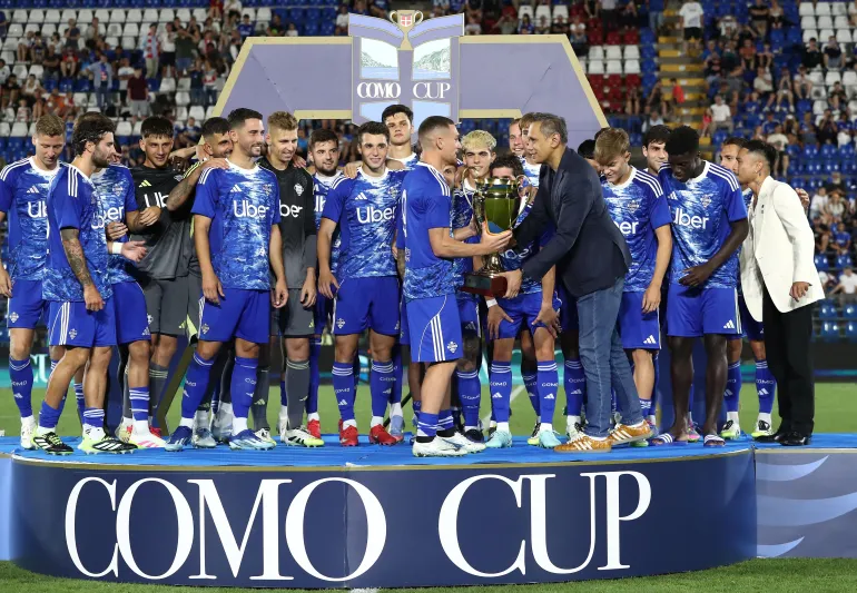 COMO, ITALY - JULY 27: Como 1907 president Mirwan Suwarso give the trophy to Alessandro Gabrielloni of Como 1907 at the end of the Como Cup Final match between Como 1907 and Ajax at Giuseppe Sinigaglia Stadium on July 27, 2025 in Como, Italy. (Photo by Marco Luzzani/Getty Images)