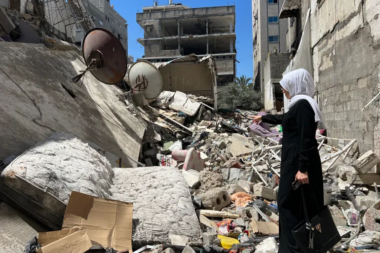 -فلسطين-غزة-حي الرمال- 7 مايو 2026-تصوير ياسر البنا-الجزيرة نت -لحظة تضرع ودعاء للكاتبة هنادي سكيك أمام أطلال منزلها، حيث استحال المكان إلى قبر يضم رفاة أسرتها