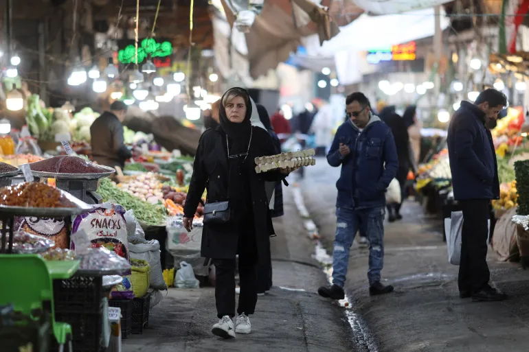 An Iranian woman walks in a local market as the value of the Iranian rial drops, in Tehran, Iran, December 20, 2025. Majid Asgaripour/WANA (West Asia News Agency) via REUTERS ATTENTION EDITORS - THIS PICTURE WAS PROVIDED BY A THIRD PARTY