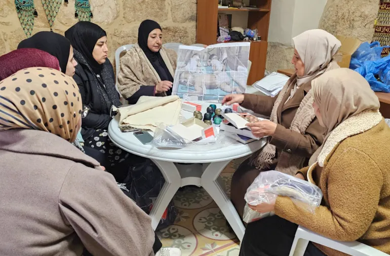 مجموعة من المطرزات الفلسطينيات يجهزن لوحات للتطريز في السامو، الضفة الغربية المحتلة (صورة مقدمة من متحف فلسطين بأمريكا)