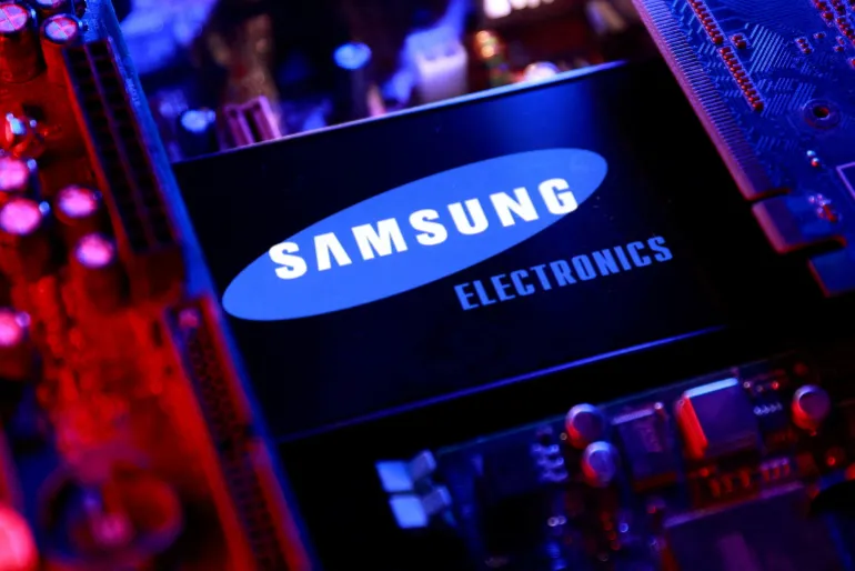 FILE PHOTO: A Samsung Electronics logo and a computer motherboard appear in this illustration taken August 25, 2025. REUTERS/Dado Ruvic/Illustration/File Photo