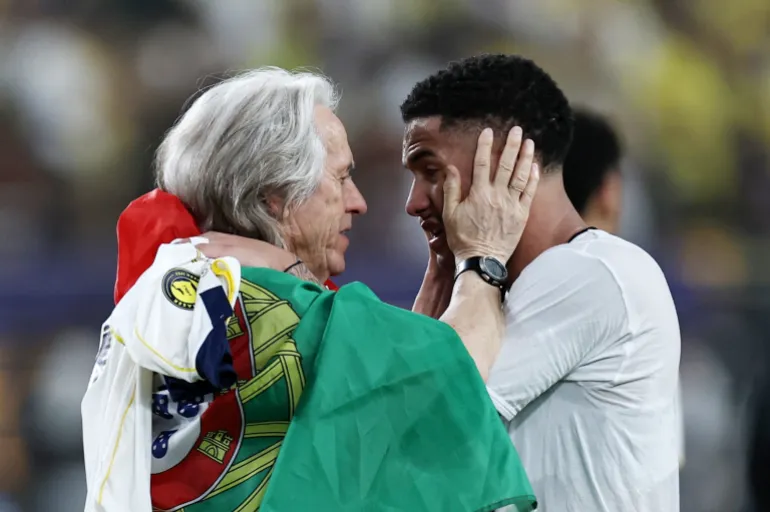 Soccer Football - Saudi Pro League - Al Nassr v Damac - Al Awwal Park, Riyadh, Saudi Arabia - May 21, 2026 Al Nassr's Angelo and coach Jorge Jesus embrace as they celebrate winning the Saudi Pro League REUTERS/Hamad I Mohammed