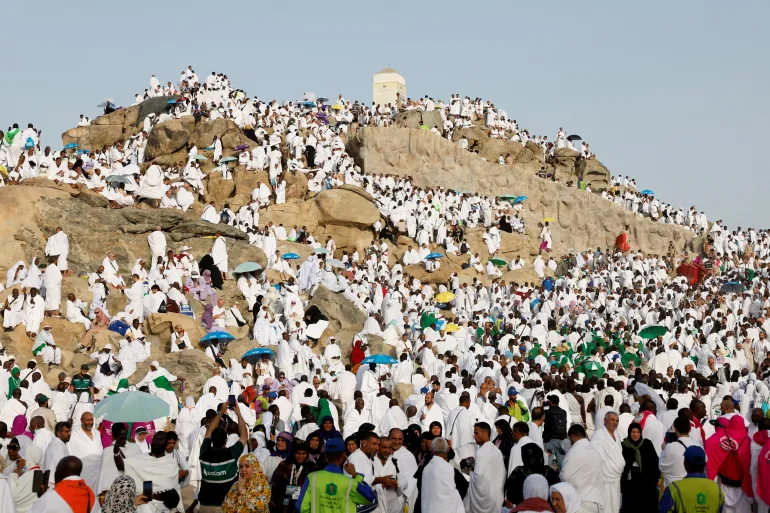 Muslim pilgrims gather at Mount of Mercy on the plain of Arafat during the annual hajj pilgrimage, outside the holy city of Mecca, Saudi Arabia, May 26, 2026. REUTERS/Ibraheem Abu Mustafa TPX IMAGES OF THE DAY