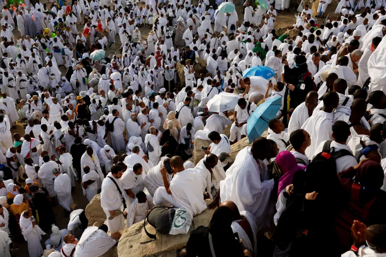 Muslim pilgrims gather at Mount of Mercy on the plain of Arafat during the annual hajj pilgrimage, outside the holy city of Mecca, Saudi Arabia, May 26, 2026. REUTERS/Ibraheem Abu Mustafa