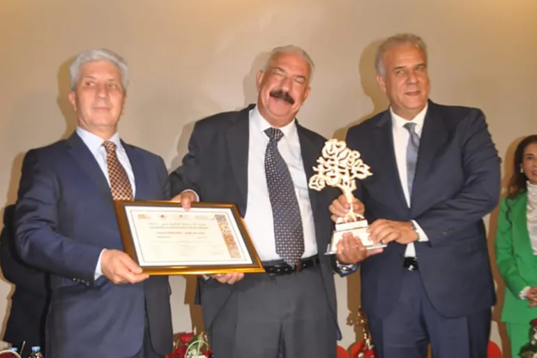 الشاعر يوسف عبد العزيز يتسلم الجائزة مصدر الصور هو "بيت الشعر في المغرب"