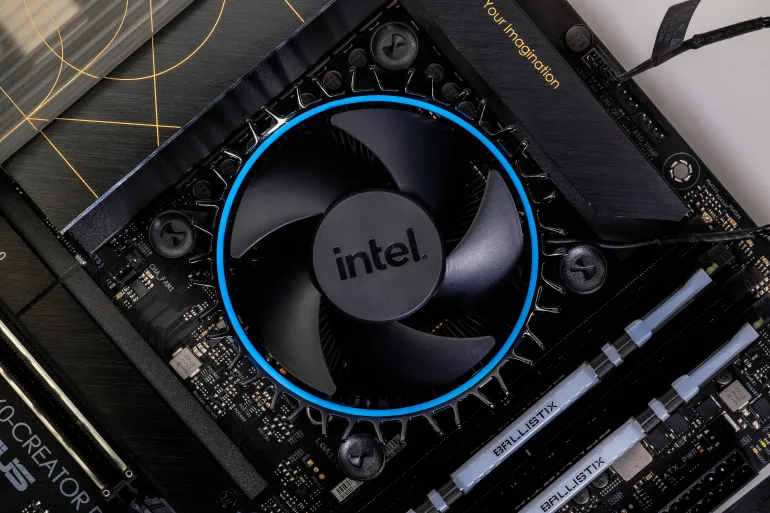 SANTA CLARA, Calif. – Jan. 20, 2022. Intel Core desktop processor codenamed Alder Lake installed in LGA1700 CPU socket with boxed cooler aka Laminar RM1. Top view