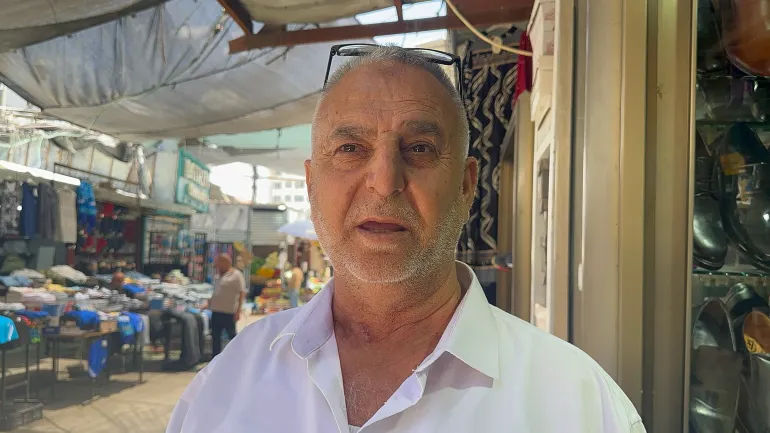 صورة٣/ فاطمة محمود الجزيرة نت جنين فلسطين/ عايد خمايسة تاجر أحذية يؤكد أن المعدل اليومي للبيع لا يتجاوز بنسبة 20% يومياً.