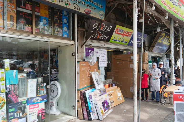 ادوات كهربائية معروضة للبيع في سوق السويقة