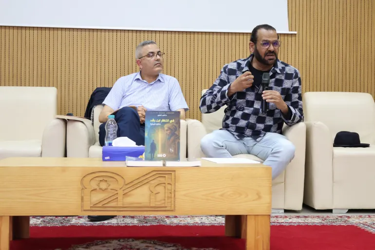 المعرض الدولي للكتاب الرباط_ الكاتب عز العرب العلوي في تقديم كتابه