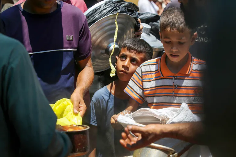 وزعت منظمة خيرية وجبات ساخنة على الفلسطينيين الذين لجؤوا إلى مدينة دير البلح (وسط) جراء هجمات الجيش الإسرائيلي المستمرة منذ أشهر على قطاع غزة. ( Ashraf Amra - وكالة الأناضول )
