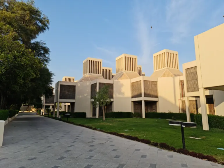 أمام مبنى البنات الرئيسي:جامعة قطر