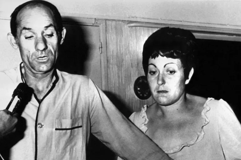 Pierre Rambla et son épouse, les parents de la petite Maria Dolores Rambla assassinée apprennent tôt ce matin, le 28 juillet 1976, l'exécution de Christian Ranucci, l'assassin présumé de leur fille exécuté à Marseille. (Photo by GERARD FOUET / AFP)