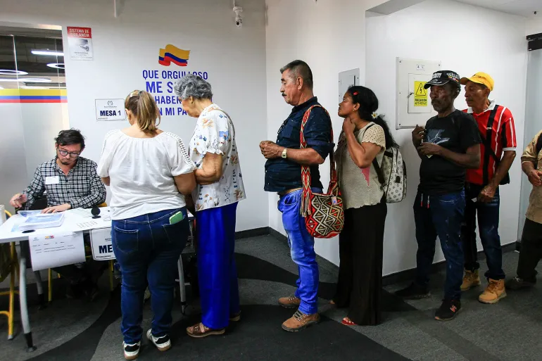 Colombians living in Venezuela wait in line to cast their votes at the Colombian consulate, one day before the first round of the presidential election, scheduled to be held May 31 in Colombia, in Maracaibo, Venezuela, May 30, 2026. REUTERS/Isaac Urrutia