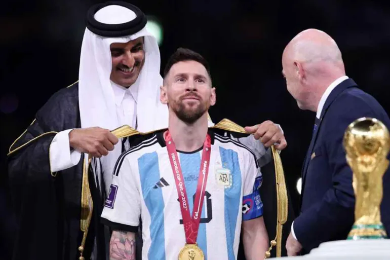 AL DAAYEN - (LR) Emir of Qatar Sheikh Tamim bin Hamad Al Thani gives a bisht to Lionel Messi of Argentina and FIFA President Gianni Infantino during the FIFA World Cup Qatar 2022 final match between Argentina and France at Lusail Stadium on December 18, 2022 in Al Dayen, Qatar. AP | Dutch Height | MAURICE OF STONE (Photo by ANP via Getty Images)