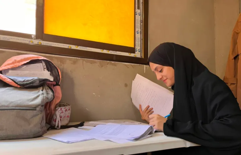 2-3- فلسطين- غزة- خاص بالجزيرة نت- 10 يونيو 2026- الطالبة النازحة تالا عفانة في مقر إقامتها المؤقت ببلدة الزوايدة وسط قطاع غزة، حيث تستعد لأداء امتحانات الثانوية العامة إلكترونياً