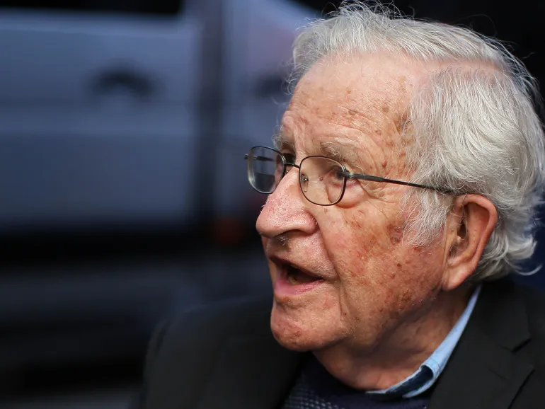 US linguist and political activist Noam Chomsky (R), talks during a press conference after visiting former President Luiz Inacio Lula da Silva, arrested for corruption in the Federal Police Superintendence in Curitiba, Brazil on September 20, 2018. (Photo by Heuler Andrey / AFP)