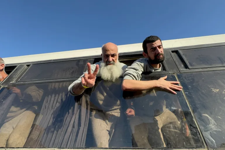 مشهد من لحظات الإفراج عن أسرى فلسطينيين واستعادة حريتهم. 12/ 06/2026، إياد القطراوي (الجزيرة)