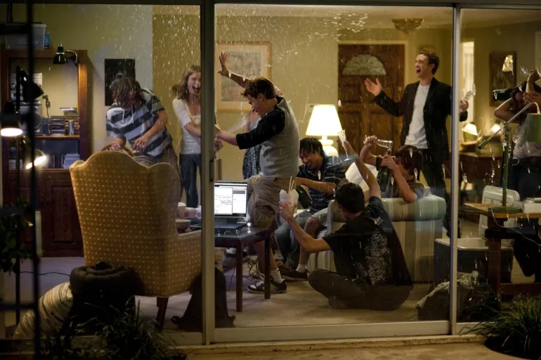 مشهد من فيلم "الشبكة الاجتماعية " وقدمت هوليوود من خلاله قصة الفيسبوك (Photo by Merrick Morton - © 2010 Columbia TriStar Marketing Group, Inc. All Rights Reserved.)