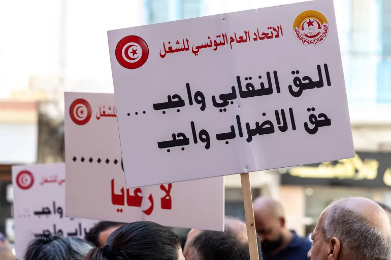 تمسك المتظاهرون بحق الإضراب كحق قانوني مكفول