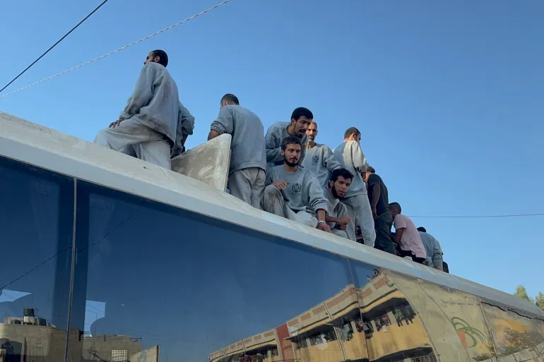 على متن حافلة الحرية.. أسرى محررون يستعيدون لحظة الخروج إلى الضوء. 12/ 06/2026، إياد القطراوي (الجزيرة)