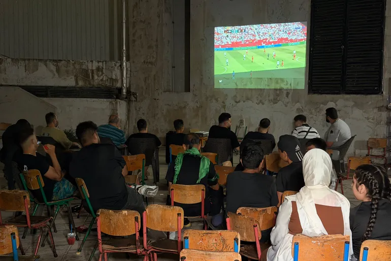 يجد النازحون متنفسا مؤقتا بعيدا عن الحرب والأخبار الثقيلة عبر أجواء كأس العالم