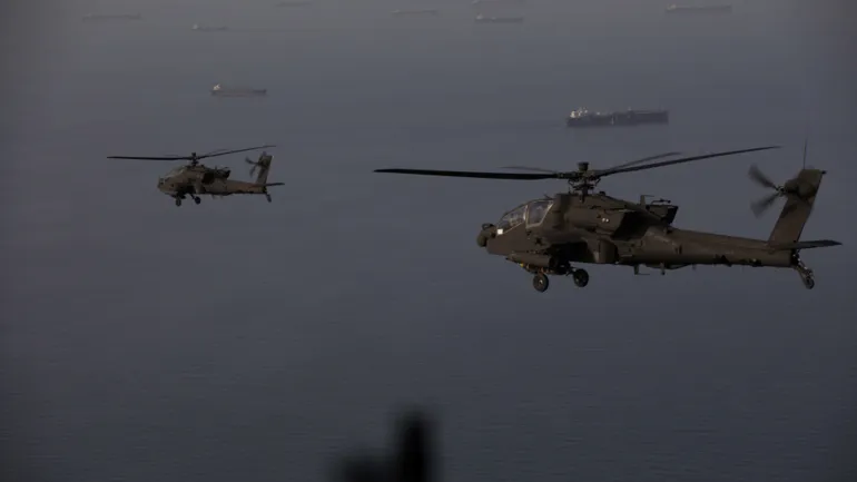 المصدر: حساب U.S. Central Command على إكس نص المنشور طائرات أباتشي AH-64 تحلّق فوق مضيق هرمز أثناء دورية، 17 أبريل. جنود الجيش الأمريكي يطيرون داخل المضيق وفي محيطه لتوفير حضور مرئي دعمًا لحرية الملاحة. AH-64 Apaches fly above the Strait of Hormuz during a patrol, April 17. U.S. Army Soldiers are flying in and around the strait providing a visible presence in support of freedom of navigation. https://x.com/CENTCOM/status/2045468301799645569?s=20