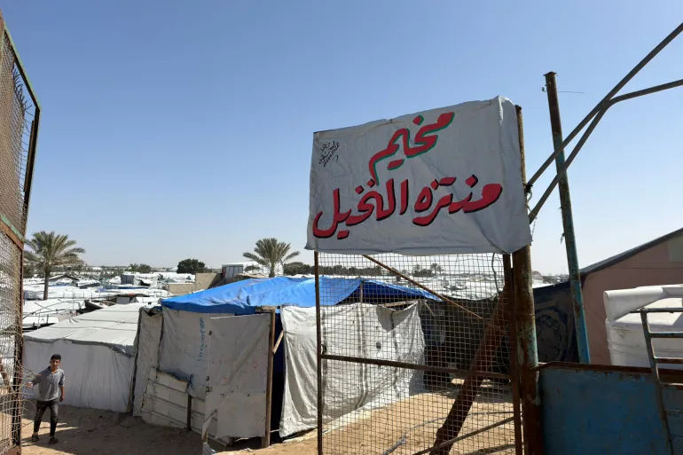 بعض الخيام وتكية طعام دون أدنى مقومات للحياة في مخيم النخيل في مواصي خانيونس الذي أقامه د. أحمد يوسف للأسر النازحة