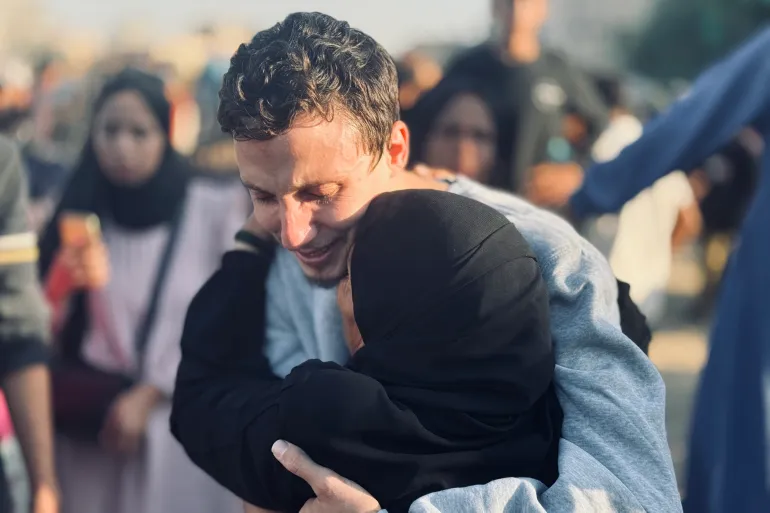 بين دموع الفرح و دفء اللقاء.. أسرى يعانقون ذويهم و يستعيدون لحظة الحرية.12/ 06/2026، إياد القطراوي (الجزيرة)