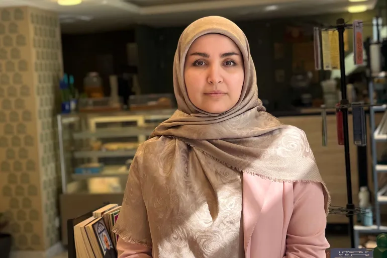 مريم ميرزاده صاحبة مكتبة ومقهى "كتابخانة"